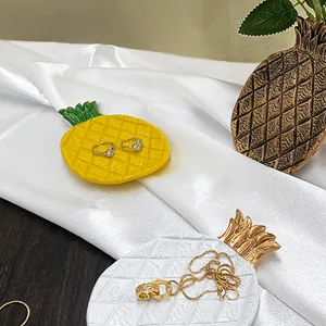 Ananas sieradenschaal set in geel en goud voor het opbergen van ringen en kettingen