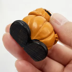 Detailansicht der flachen schwarzen Unterseite eines Mini 3D Kürbis Kühlschrankmagnets
