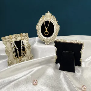 Cadre bijoux vintage baroque avec gravures ornementales et doublure en velours noir