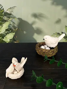 Dettaglio di nido d'uccello in resina con uova per decoro casa e giardino