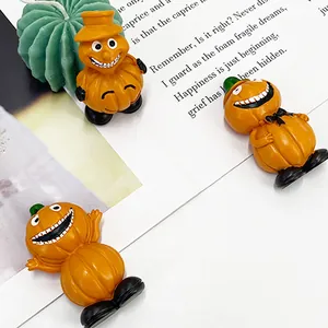 Drei niedliche orangefarbene Kürbisfiguren für Halloween Dekoration und Kühlschrankmagnete
