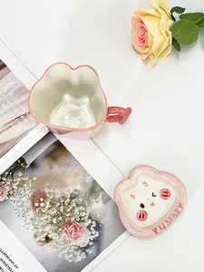 Détail du couvercle de mug lapin en céramique rose avec texte YUMMY en relief