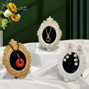 Vue détaillée de supports à bijoux vintage en résine avec des bords élégants en relief