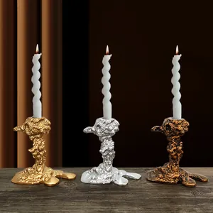 Detailansicht der Kerzenhalter im Lava-Stil in Gold, Silber und Bronze mit Spiralkerzen