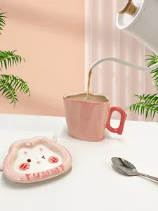 Détail du mug lapin en céramique rose avec texte YUMMY et versement dynamique