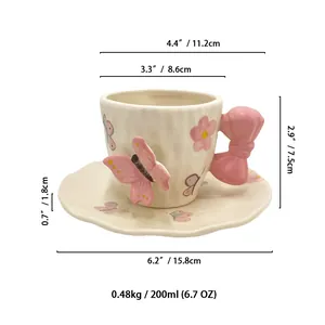Set tazza da caffè e piattino in ceramica con manico a fiocco rosa da 200 ml