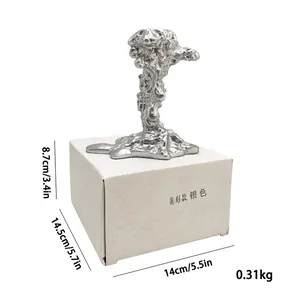 Detail einer silbernen abstrakten Lavaskulptur mit flüssiger Metalltextur auf Box