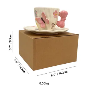 Dettaglio macro di tazza da caffè in ceramica con manico a farfalla 3D rosa e piattino