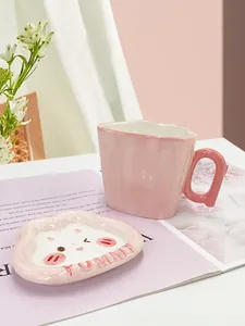Mug lapin rose en céramique avec soucoupe assortie sur une table blanche épurée