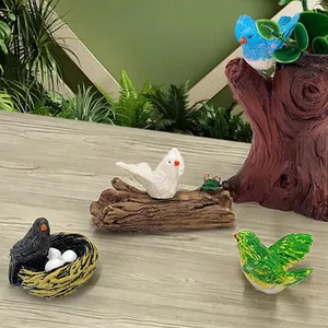 Set di quattro figurine di uccelli in resina con nidi e tronchi per decoro giardino