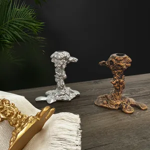 Detailansicht der Vintage-Kerzenhalter mit Lavatextur in Silber, Bronze und Goldfarben