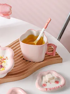 Détail du mug en céramique rose avec texture marbrée et soucoupe gravée mot YUMMY
