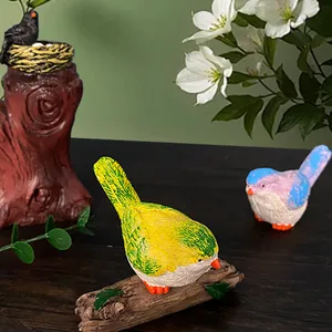 Statuine di uccelli realistici in resina su basi in legno per decorazioni da giardino