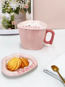 Service à mug en céramique rose avec couvercle et assiette relief YUMMY chic et mignon