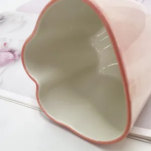 Détail macro du rebord en céramique rose et de l'intérieur d'une tasse lapin mignonne