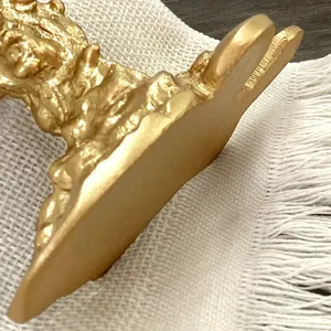 Makroaufnahme der goldenen Kerzenhalterbasis mit kunstvoll geschnitzten Texturen