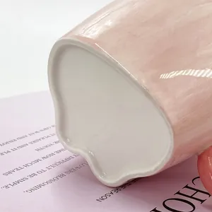 Détail du mug en céramique rose montrant la base dentelée et la texture d'émail mat