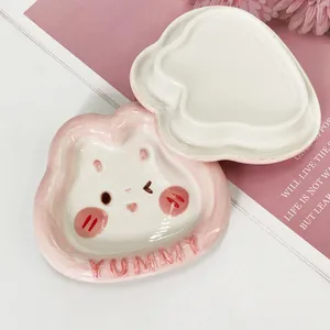 Vue détaillée du plateau en céramique lapin avec texte YUMMY et motif visage de lapin rose
