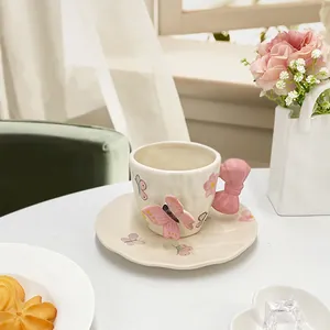 Dettaglio ravvicinato di una tazza in ceramica con manico a fiocco rosa 3D e fiori