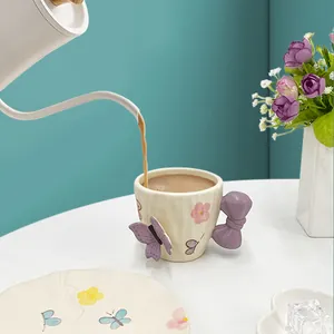 Tazza da caffè in ceramica con manico a fiocco viola 3D e piattino con fiori