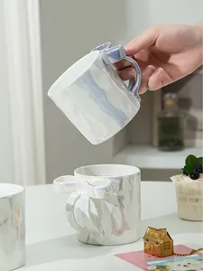 Dettaglio del manico a fiocco 3D fatto a mano su tazza in ceramica perlata per caffè