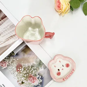Mug en céramique cochon rose avec couvercle cartoon et lettrage YUMMY sur fond blanc