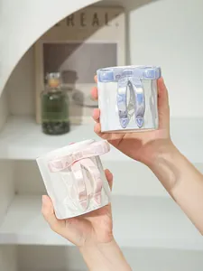Primo piano di una tazza in ceramica con fiocco 3D rosa e finitura smaltata perlata