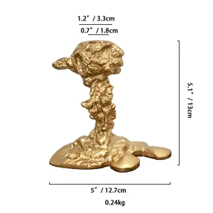Detailansicht eines goldenen Kerzenhalters mit Lavatextur und Größenangaben