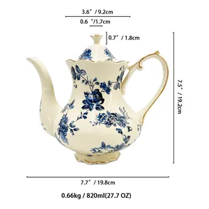 Dettaglio di teiera vintage in ceramica da 820 ml con rose blu e bordi dorati