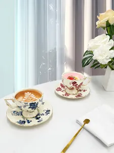 Dettaglio di una tazzina da caffè vintage in ceramica con motivi floreali e oro