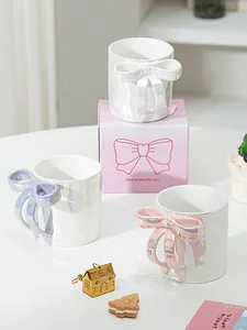 Tazze in ceramica con manici a fiocco 3D, finitura perlata e confezione regalo elegante