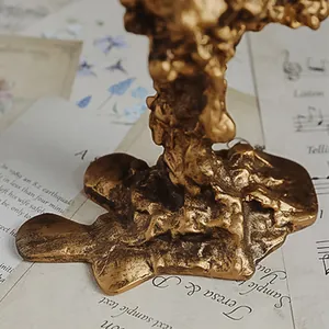 Makro-Detail des antiken Bronzemetalls mit unregelmäßiger Textur auf Vintage-Briefen