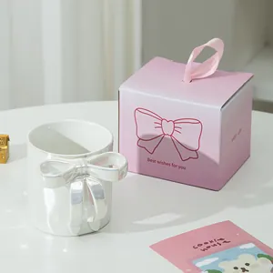 Dettaglio della tazza in ceramica con fiocco 3D, smalto perlato e scatola regalo
