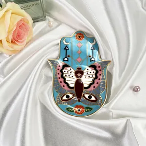 Makroaufnahme der blauen Hamsa-Hand Keramikschale mit Schmetterling und Goldrand-Detail