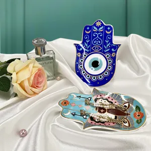 Makroaufnahme der Hamsa-Hand Keramik-Schmuckschalen mit Goldrand und Evil-Eye-Muster