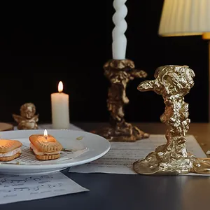 Vintage goldene Kerzenständer mit Lavatextur für elegante nordische Wohndekoration