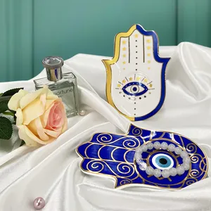 Keramik Hamsa Schmuckschalen mit Mondsteinarmband auf elegantem Satinhintergrund