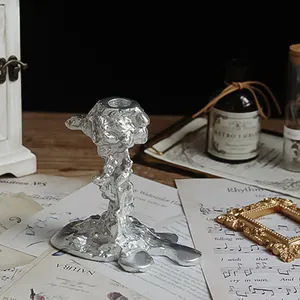 Detail eines silbernen Kerzenhalters mit unregelmäßiger Textur und geschmolzenem Metall