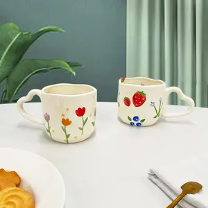 Creatieve keramische mokken met hartvormig handvat en tulp en aardbei print
