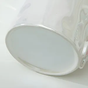 Dettaglio della base di una tazza in ceramica smaltata perlata con finitura cangiante