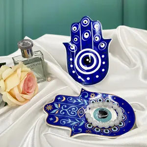 Detailansicht der Hamsa Keramik-Schmuckschale mit blauem Auge und Goldstern-Mond-Mustern