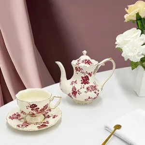 Set da tè vintage in ceramica con decorazioni floreali rosa e bordi dorati raffinati