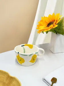 Detalle macro de la taza de cerámica 3D hecha a mano con patrón de pera y borde ondulado