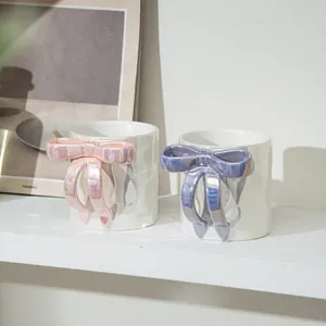 Tazza in ceramica con manico a fiocco 3D e finitura perlata in colori pastello