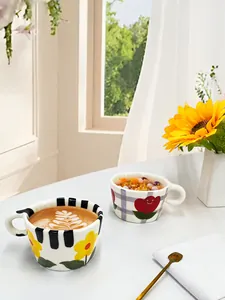 Tazas de cerámica con patrones florales y asas grandes en una escena de té de la tarde