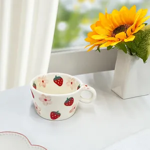 Linda taza de café de cerámica fresa 3D con flores pintadas y asa redondeada