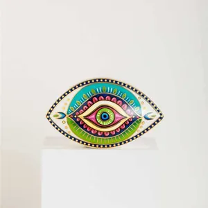 Primer plano de decoración de Ojo Turco cerámico con bordes dorados y tonos vivos