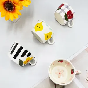Juego de 4 tazas de cerámica pintadas a mano con fresas y motivos florales para café