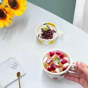Taza de café cerámica hecha a mano con patrones de fresa y limón para el hogar