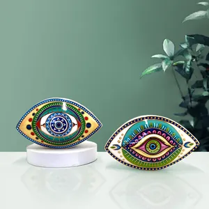 Detalle de adornos cerámicos Evil Eye con borde dorado y patrón de mandala